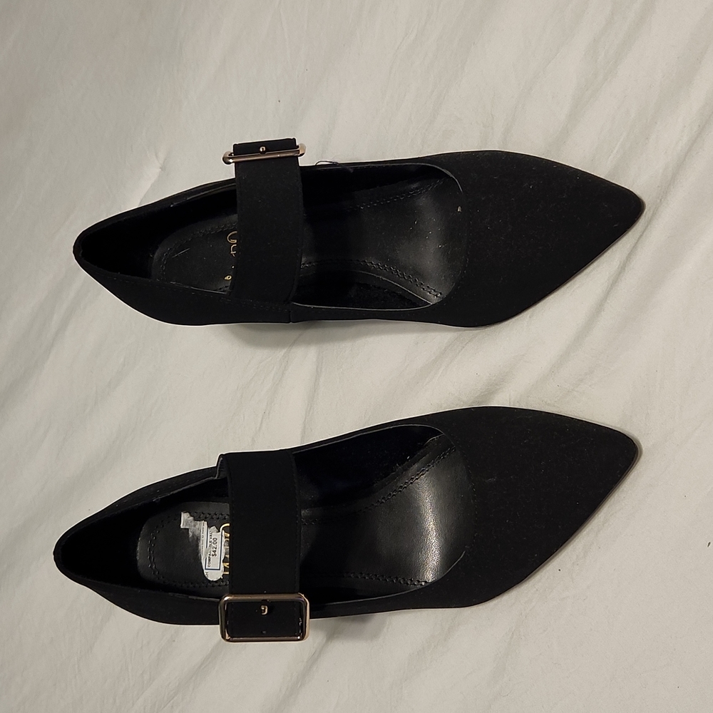 Classy black heels that will go great with any outfit! Work or dinner!